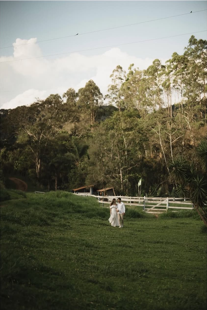 Casal caminhando no campo
