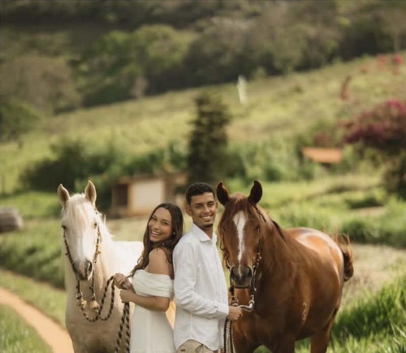 Casal com dois cavalos