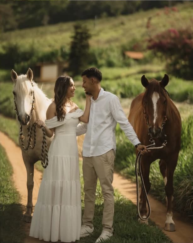 Casal conversando entre dois cavalos