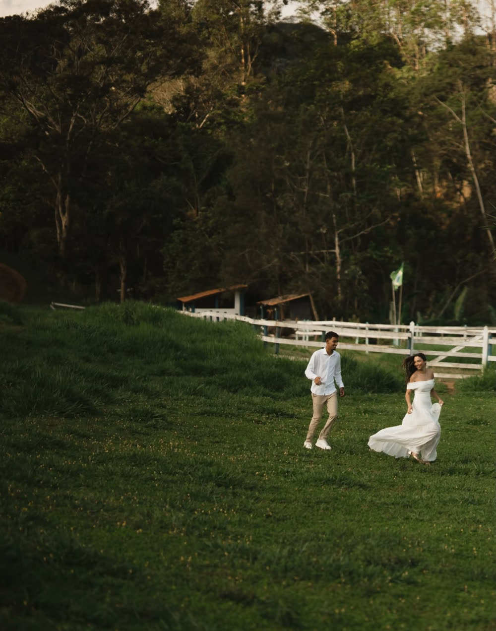 Casal correndo no gramado