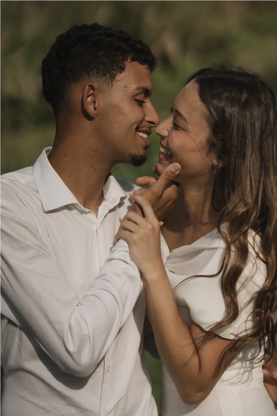 Sabrina e Davi sorrindo de pertinho
